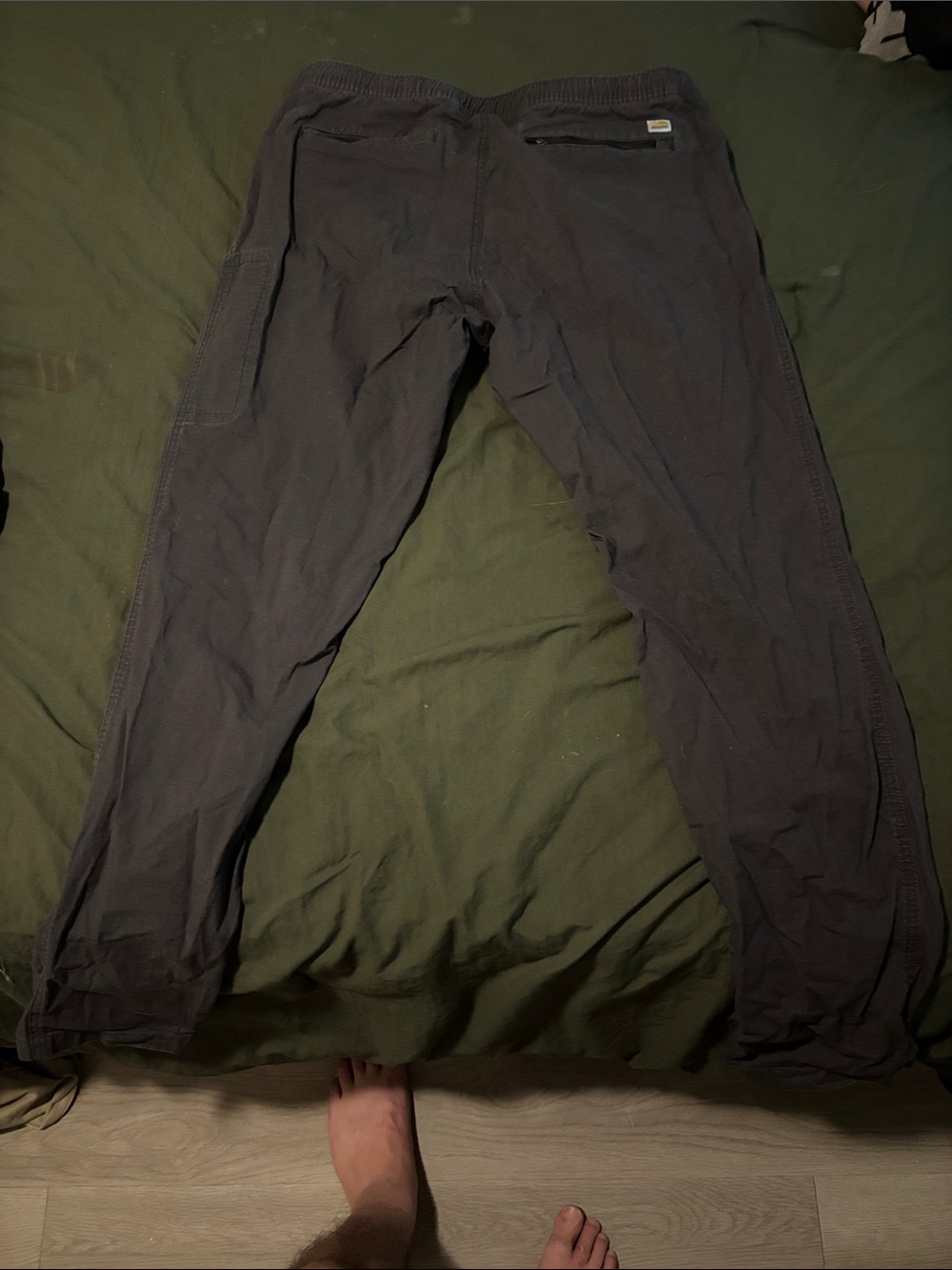 Vuori Men's Lightweight Drawstring Joggers in Charcoal